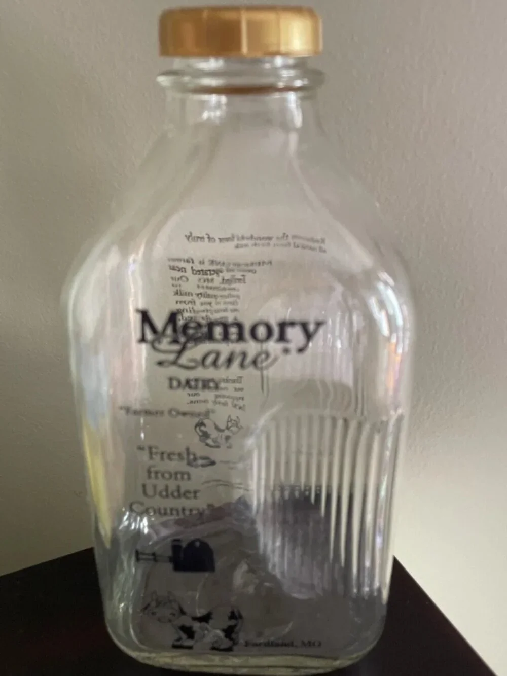 MEMORY LANE DAIRY FORDLAND MO. 64 oz. MOCHA GLASS MILK BOTTLE GOLD LID